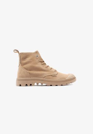 Sneaker high-top in suede beige con suola in gomma, dotate di occhielli in metallo, una linguetta per il trasporto e un design della punta arrotondata.