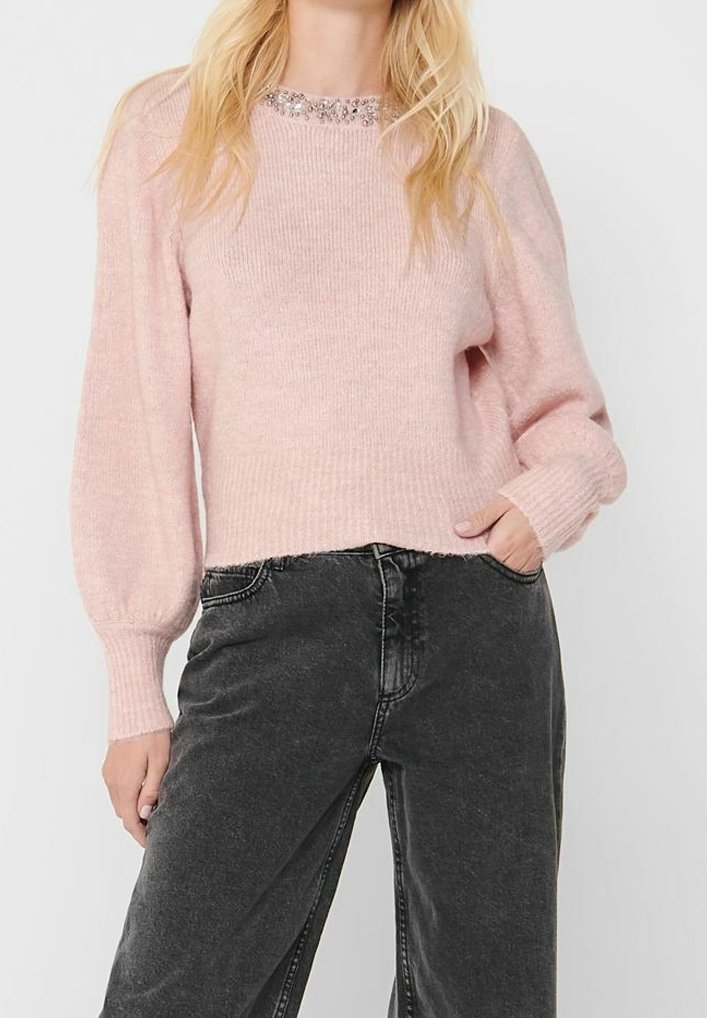 Ljusrosa, stickad tröja med rund hals och utsmyckade detaljer vid kragen; har något puffade ärmar och en kortad passform.