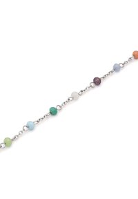 Pulsera de cadena de plata con pequeñas cuentas redondas multicolores espaciadas uniformemente a lo largo de su longitud sobre un fondo blanco.