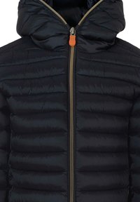 Giacca a vento nera con cuciture orizzontali, chiusura con zipper e cappuccio. Presenta una zipper dorata e un cursore arancione.