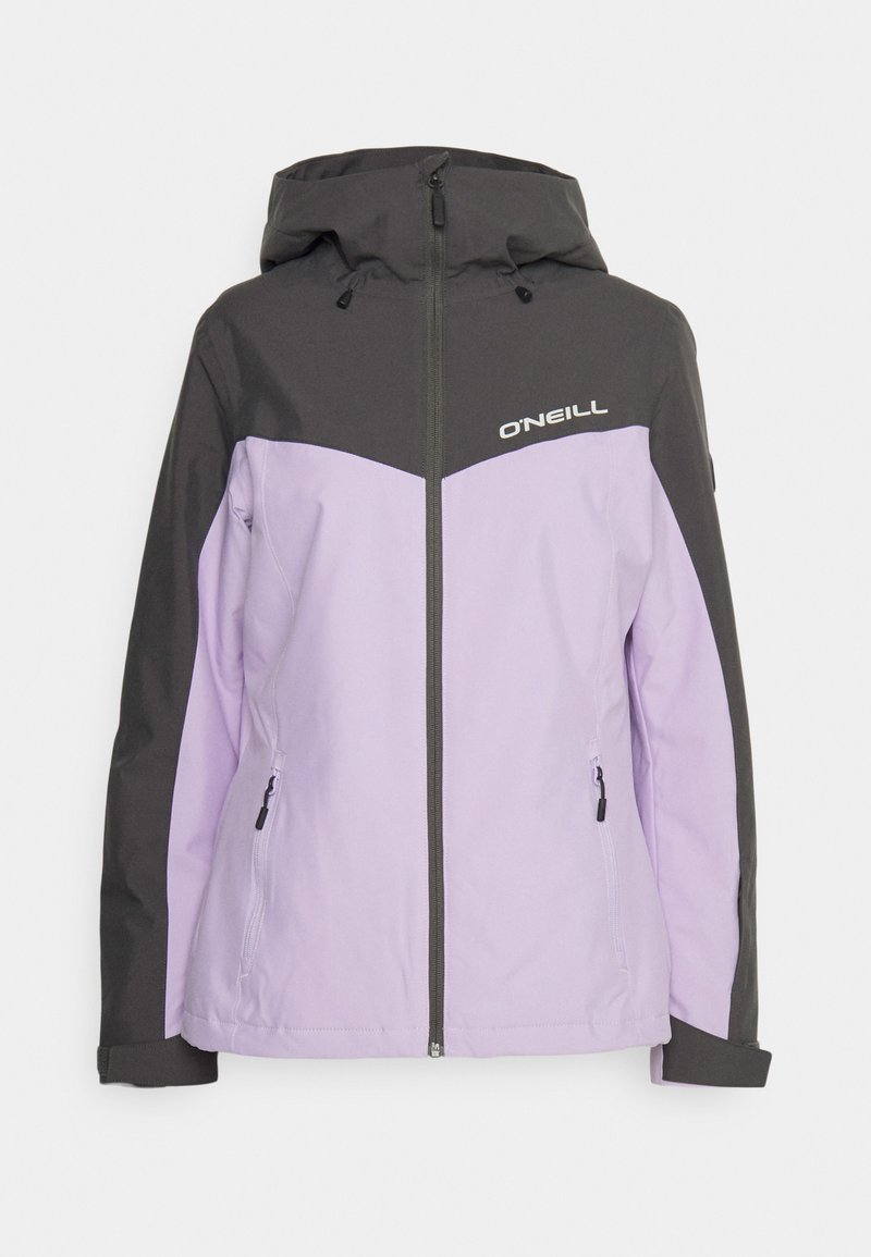 Lila und dunkelgraue Jacke mit einem Reißverschluss vorne, Kapuze und zwei Seitentaschen. Mit Logo auf der Brust und kontrastierenden Farbblocks.