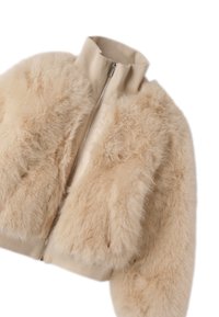 Giacca corta con pelliccia sintetica in beige. Presenta un colletto alto, zip argentata e orlo a coste. Texture morbida con un aspetto fluffy.