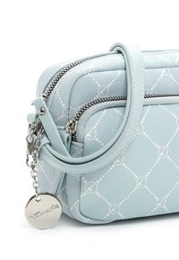 Borsa in pelle testurizzata blu chiaro con motivo a diamante bianco, scomparti a doppia zip e un'etichetta in metallo argentato con il nome del marchio.