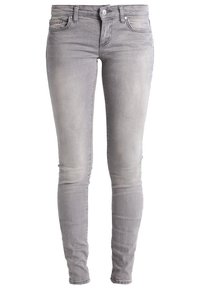 Jean skinny en denim gris avec un effet délavé, conception standard à cinq poches, et une fermeture à bouton à la taille.