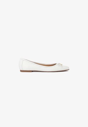 Chaussure plate blanche en matériau synthétique texturé, avec un bout arrondi, un détail de nœud subtil, et une semelle brune basse.