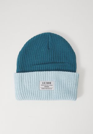 Gorro de malha canelada em teal e azul claro, com borda dobrada e um rótulo que diz "LIL'BOO DANISH DESIGN STUDIOS COPENHAGEN."