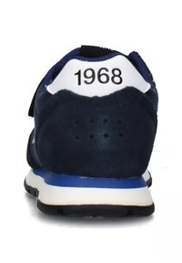 Sneaker blu navy con upper in suede, dettagli bianchi e perforazioni. Presenta "1968" sul tallone e una suola blu e bianca.
