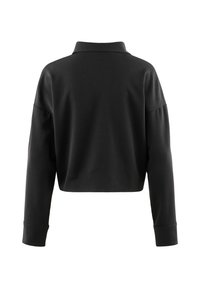 Pull court noir à manches longues, au design minimaliste et au col. Il présente une texture douce et des poignets ajustés.