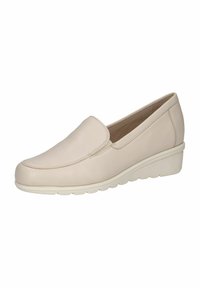 Sima bőr slip-on cipő, világos bézs színben, kerek orral és alacsony wedge talppal, amelyen texturált gumi található a tapadás érdekében.