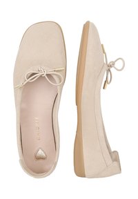 Beżowe baletki zamszowe z kwadratowymi noskami, małą dekoracyjną kokardką z złotymi zakończeniami oraz jasnobrązowymi gumowymi podeszwami, pokazane z góry i z boku.