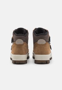 Bruine suede en mesh hoge schoenen met een zwarte binnenkant, platte veters en een rubberen zool, met een gestructureerde achterkant en grijze accenten.