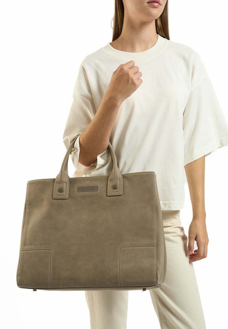 Grijze leren totebag met dubbele handvatten, een stevige textuur, twee zijvakken en een gestikte accentlijn bovenaan.