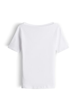 Wit kort mouwen geribbeld gebreid shirt met een bootnek, plat gelegen en van achteren getoond op een witte achtergrond.