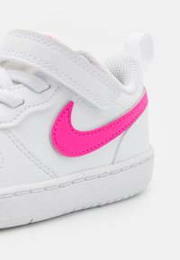 Nike Sportswear COURT BOROUGH LOW RECRAFT - Baskets basses - white/laser fuchsia