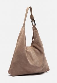 Jasno brązowa zamszowa torba na ramię o luźnym kształcie, z pojedynczym paskiem i zaokrąglonymi krawędziami. Posiada gładką fakturę i subtelne detale przeszycia.