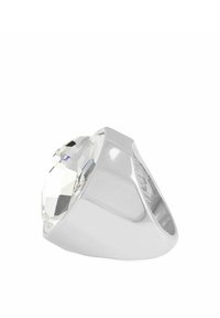 Silverring med en stor, fasetterad klar sten i en klorinställning; slät, polerad ringbana med en något böjd profil.