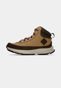 Zapato de senderismo marrón con detalles en ante beige, cordones morados y suela de goma negra. Cuenta con un parche de logo en el costado y un cuello acolchado.