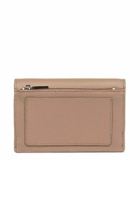 Portafoglio in pelle beige con una texture liscia, dotato di una tasca con zip e uno slot per carte sul davanti. Design rettangolare compatto.