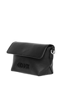 Czarna skórzana torba o teksturowanej powierzchni, z klapą składana na przód i wytłoczonym logo. Posiada srebrny pierścień z boku. Kompaktowy design.