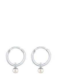 Aros de plata con un acabado suave, que presentan una pequeña perla colgando de la parte inferior de cada aro.