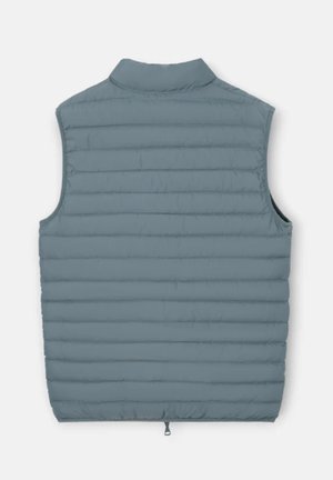 Chaleco acolchado sin mangas azul claro con cuello alto y costuras horizontales, visto desde atrás.