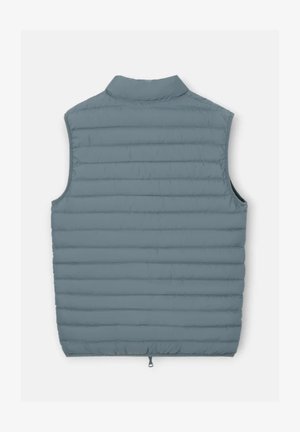 Chaleco acolchado sin mangas azul claro con cuello alto y costuras horizontales, visto desde atrás.