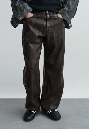 - Spodnie materiałowe