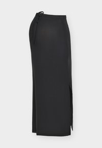 Μαύρη μίντι φούστα από ελαφρύ ύφασμα, με ζωνάκι στη μέση και πλαϊνές σκισίματα για ευκολία κινήσεων. Λεία υφή, απλός σχεδιασμός.