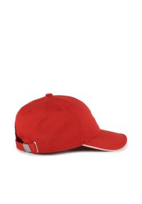 Casquette de baseball en coton rouge avec une visière courbée, une sangle ajustable à l'arrière et des accents de couture blanche le long de la visière.