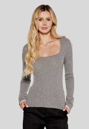 Top grigio a maniche lunghe con scollo quadrato, dotato di maniche aderenti e una finitura texturizzata. Abbinato a pantaloni neri.
