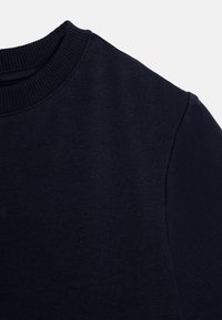 Marineblå sweatshirt med ribbet rund hals og korte ærmer. Glat tekstur, minimal syning og ingen synlige mønstre.
