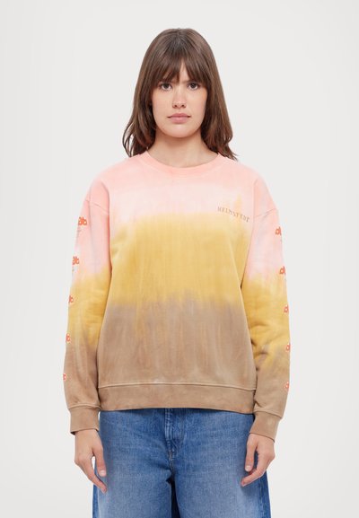 Tie-dye sammär, millel on roosa, kollane ja pruun gradiendi. Pikkade varrukatega, kus on väiksed seene graafikud mansettide ääres. Puuvillane materjal.