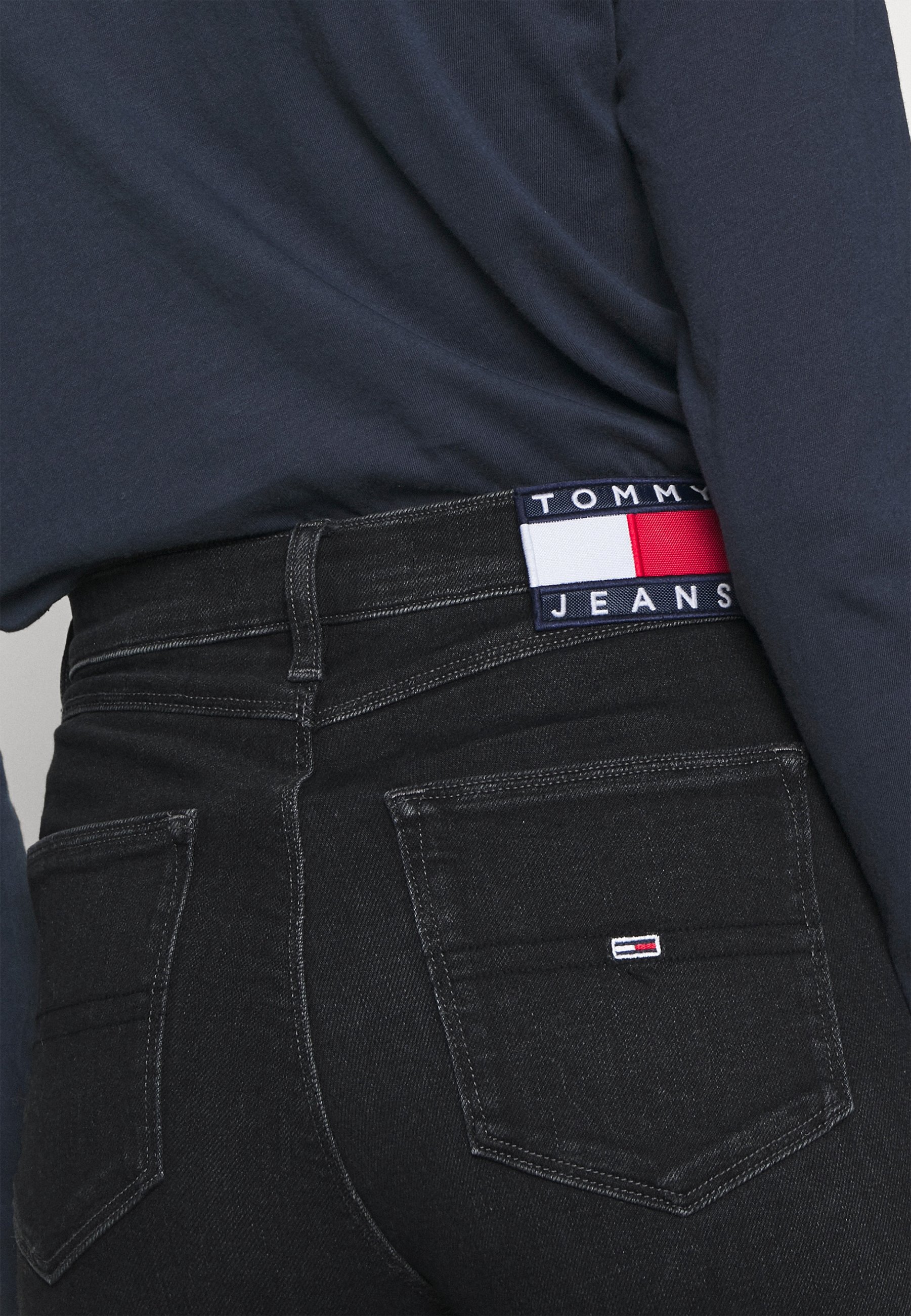 Aprende a combinar tu pantalón color vino