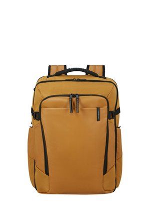 Senfgelber Rucksack mit mehreren Reißverschlussfächern, schwarzer Umrandung, gepolsterten Schultergurten und einem oberen Tragegriff.