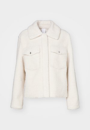 Weiße, flauschige Jacke aus weichem Material, mit einem Kragen, zwei Vordertaschen mit Druckknöpfen und langen Ärmeln.
