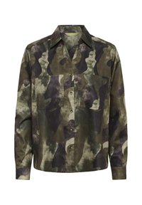 Camicia a maniche lunghe con bottoni, in fantasia camouflage verde, marrone e nera, con due tasche sul petto, su sfondo bianco.