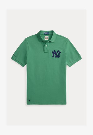 Grünes kurzärmeliges Polohemd mit dunkelblauem New York Yankees-Logo auf der Brust und Ralph Lauren-Branding am Kragen und Ärmel.