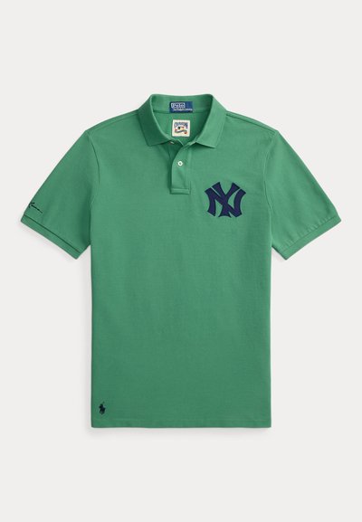 Groen poloshirt met korte mouwen, voorzien van een marineblauw New York Yankees-logo op de borst en Ralph Lauren branding op de kraag en mouw.