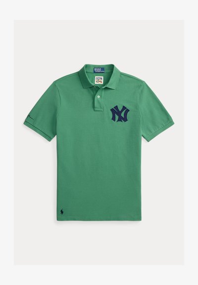Groen poloshirt met korte mouwen, voorzien van een marineblauw New York Yankees-logo op de borst en Ralph Lauren branding op de kraag en mouw.