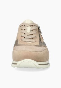 Baskets en suédine beige avec un dessus texturé, des accents clairs contrastants, un système de laçage et un détail de fermeture éclair sur le côté. Semelle en caoutchouc.