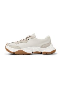 Zapatilla baja beige con detalles de ante, suela chunky blanca y banda de rodadura marrón, mostrada en perfil lateral sobre fondo blanco.