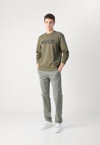 HUGO DEM - Melegítőfelső - dark beige