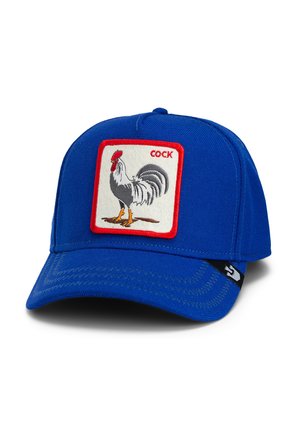 Gorra de béisbol azul con un parche bordado rectangular que presenta una ilustración de un gallo y la palabra "COCK" encima.