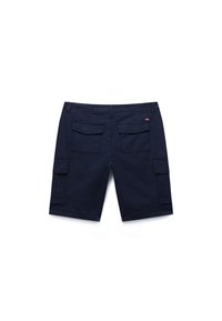 Pantalones cortos cargo azul marino con bolsillos con solapa en la parte trasera, bolsillos cargo laterales, trabillas para cinturón y un pequeño parche de bandera en el bolsillo derecho.