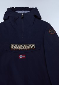 Marineblaue Kapuzenjacke mit Frontreißverschluss, Napapijri-Logo-Patch und einer kleinen norwegischen Flagge, die unter dem Logo eingestickt ist.