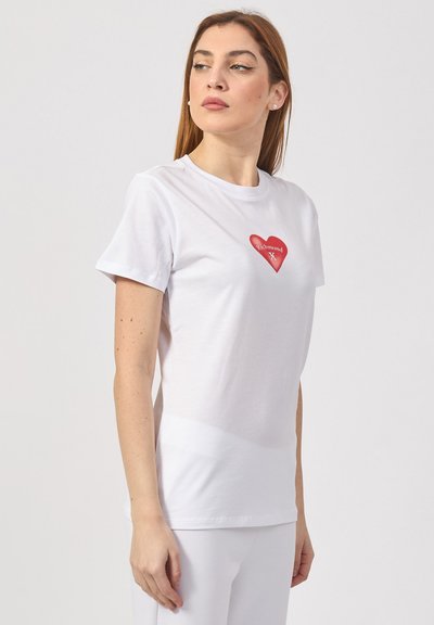 T-shirt bianco in cotone con maniche corte, con un grafico a forma di cuore rosso e la scritta "Richmond" al centro. Design semplice e aderente.