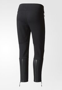 Zwarte sportieve capri-panten met een gladde textuur, voorzien van meshpanelen met verticale strepen en ritsen bij de boorden voor een verstelbare pasvorm.