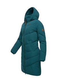 Turkos vadderad jacka med huva, som har blixtlåsstängning, horisontellt quiltmönster och en manschettdetalj vid handleden. Logotyp på överarmen.