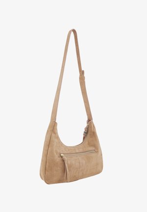 Bolso de hombro de cuero beige con forma curva, superficie texturizada y un bolsillo delantero con cremallera. Cuenta con una correa larga y ajustable.