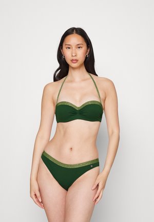 Bikini vert avec un haut à bretelles froncées et un bas assorti. Accentué par un bord doré scintillant le long des bords. Texture de tissu lisse.